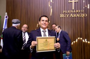 Presidente do SINDUSCON-AM, Frank Souza, recebe reconhecimento pela atuação no setor da Construção Civil.